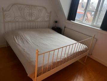 Ikea bedframe met lattenbodems - gratis af te halen - afbeelding 1