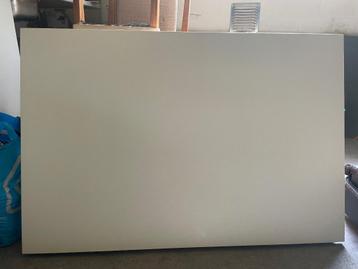 Witte tafel beschikbaar voor biedingen