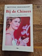 Bij de Chinees - Bettine Vriesekoop, Ophalen of Verzenden, Zo goed als nieuw