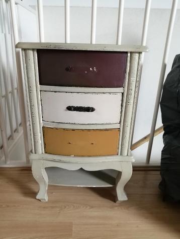 Vintage Nachtkastje met 3 Lades beschikbaar voor biedingen