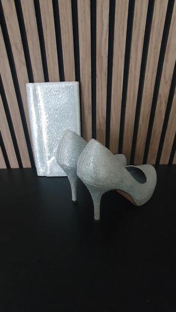 Zilveren pumps mt 40 met bijpassende envelop tasjes beschikbaar voor biedingen