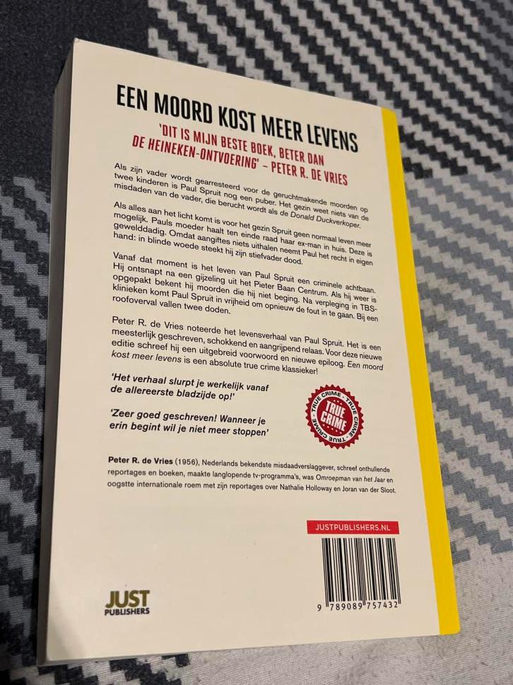 Een moord kost meer levens - Peter R. de Vries, Boeken, Detectives, Zo goed als nieuw, Ophalen of Verzenden