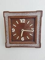 Vintage bruine keramische wandklok / jaren ‘70, Huis en Inrichting, Woonaccessoires | Klokken, Ophalen of Verzenden, Gebruikt