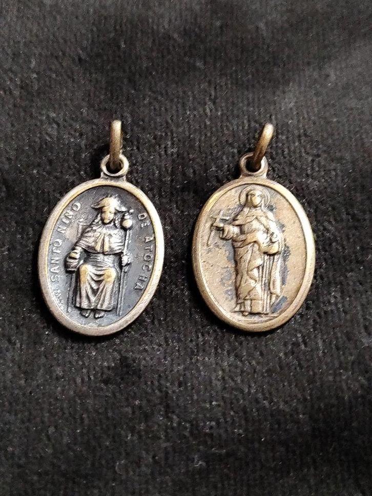 Vintage religieuze hangers S. Nino Atocha & S. Roos van Lima, Sieraden, Tassen en Uiterlijk, Antieke sieraden, Hanger, Zilver