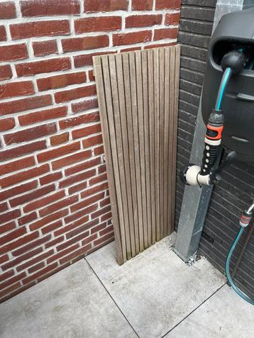 Houten plank van latjes beschikbaar voor biedingen