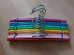 11 kinderkledinghangers in vrolijke regenboogkleuren, Ophalen of Verzenden, Zo goed als nieuw