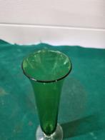 vaasje groen glas smal vintage, Ophalen of Verzenden