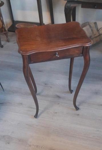 Elegant tafeltje beschikbaar voor biedingen