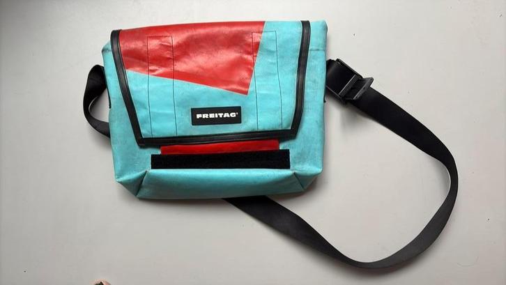 FREITAG schoudertas F12 Dragnet, Sieraden, Tassen en Uiterlijk, Tassen | Schoudertassen, Gebruikt, Overige merken, Blauw, Ophalen of Verzenden