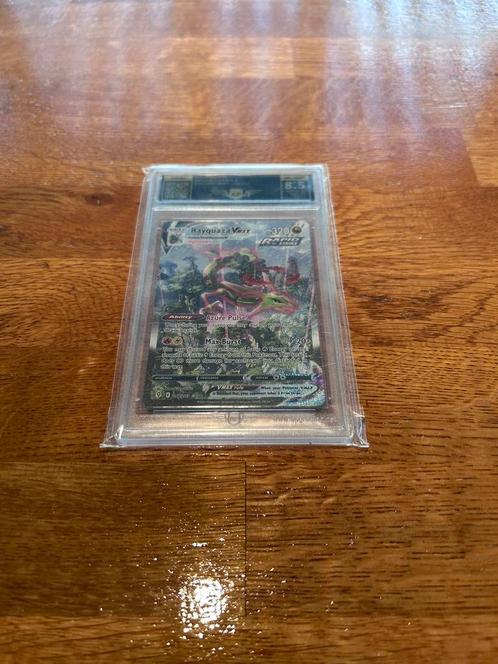 Rayquaza vmax alternate art, Hobby en Vrije tijd, Verzamelkaartspellen | Pokémon, Zo goed als nieuw, Losse kaart, Ophalen of Verzenden