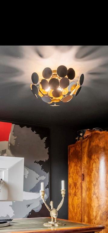 Hanglamp met gouden disks beschikbaar voor biedingen