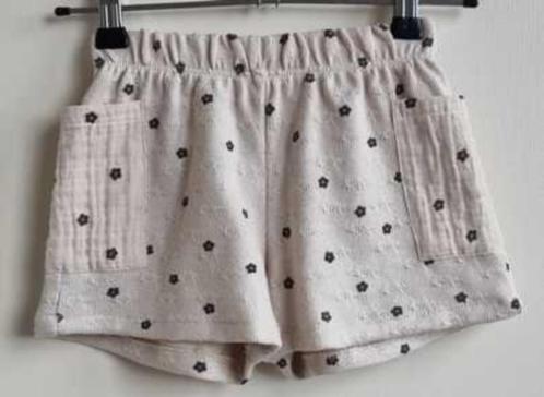 Zara super leuke ecru short met grijze bloemetjes mt. 104, Kinderen en Baby's, Kinderkleding | Maat 104, Zo goed als nieuw, Meisje