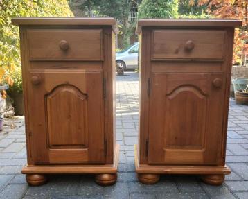 Set eikenhouten nachtkastjes in nette staat beschikbaar voor biedingen
