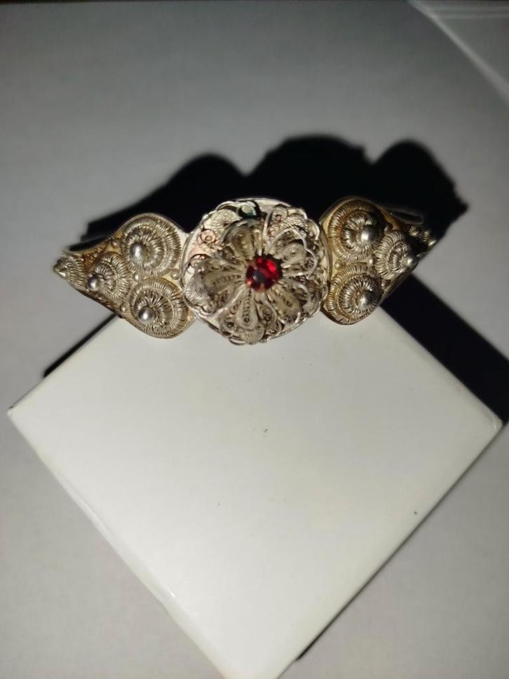 Prachtige oude zilveren filigraan armband met rode steen, Sieraden, Tassen en Uiterlijk, Antieke sieraden, Armband, Zilver, Met edelsteen