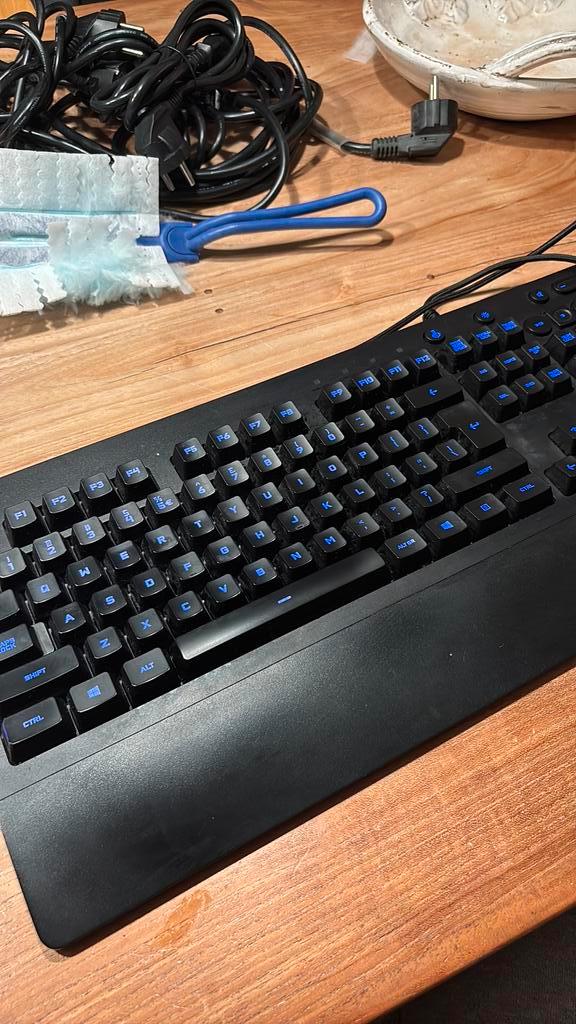 Logitech G213 RGB Gaming Toetsenbord - Opknapper, Computers en Software, Toetsenborden, Gebruikt, Qwerty, Bedraad, Gaming toetsenbord