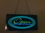 Led sign/bord ‘Open’ met bewegend licht groen, geel en blauw, Verzamelen, Nieuw, Ophalen of Verzenden, Lichtbak of (neon) lamp