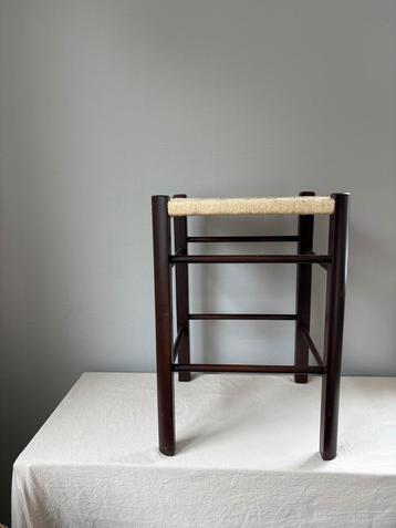 Vintage bruin houten kruk met paperstraw zitting h50cm beschikbaar voor biedingen