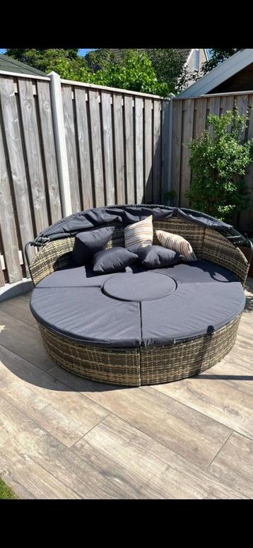 Lounge eiland / loungebed beschikbaar voor biedingen