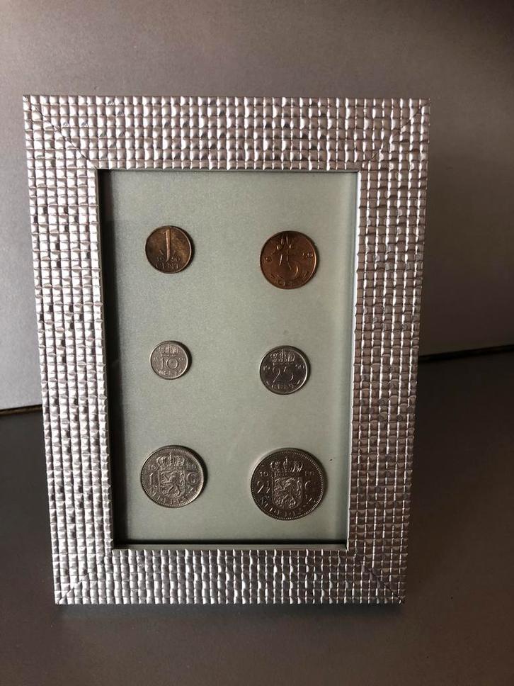 Gulden munten gevat in een lijstje of gemaakt als sieraad., Postzegels en Munten, Munten | Nederland, Setje, Ophalen of Verzenden