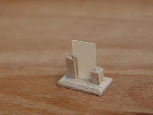 Handgemaakt piepklein beukenhouten foto lijstje., Verzamelen, Poppenhuizen en Toebehoren, Nieuw, Gebruiksvoorwerp, Ophalen of Verzenden