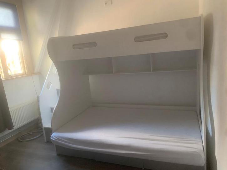 Stapelbed 3 persoons twijfelaar met lades en trap, Huis en Inrichting, Slaapkamer | Stapelbedden en Hoogslapers, Zo goed als nieuw