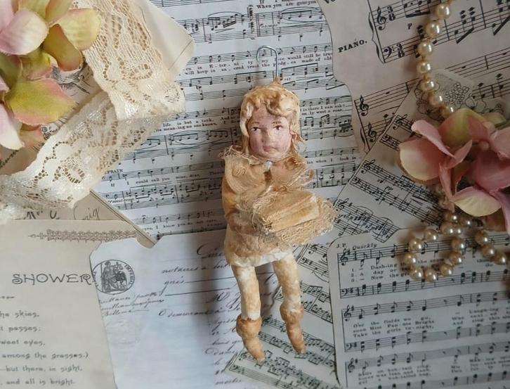 Prachtig brocante wattenpopje Meisje met stapeltje stof, Diversen, Kerst, Ophalen of Verzenden