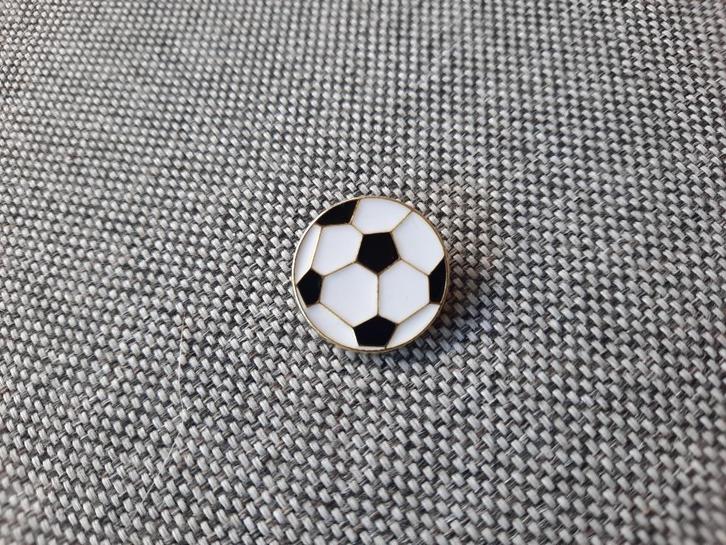 1 mooie pin van een voetbal te koop, Verzamelen, Speldjes, Pins en Buttons, Nieuw, Speldje of Pin, Sport, Ophalen of Verzenden