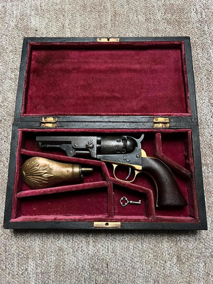 Colt 1849 + kist vrijgesteld / antiek / zwartkruit / onklaar, Antiek en Kunst, Antiek | Overige Antiek, Ophalen of Verzenden