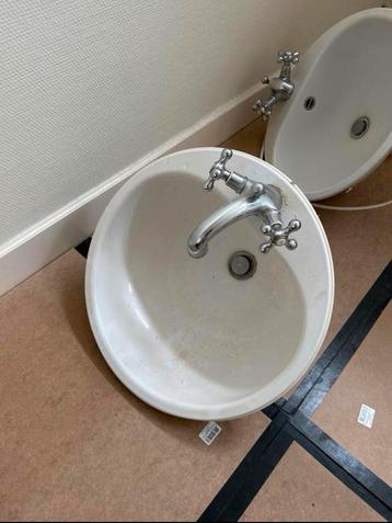 Wastafel met kraan beschikbaar voor biedingen