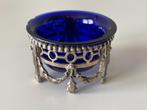Rond zoutvaatje met kobalt blauw glas, Antiek en Kunst, Antiek | Goud en Zilver, Ophalen of Verzenden, Zilver