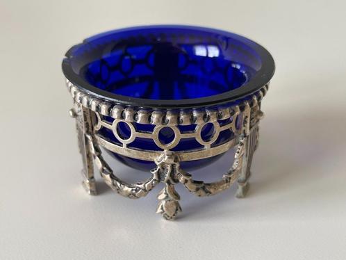 Rond zoutvaatje met kobalt blauw glas, Antiek en Kunst, Antiek | Goud en Zilver, Zilver, Ophalen of Verzenden