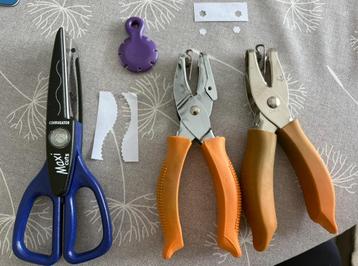 2x gaatjestang bloem 1x kartelschaar 1x distressing tool beschikbaar voor biedingen