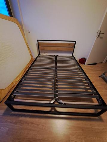 Tweepersoons bed met lattenbodems