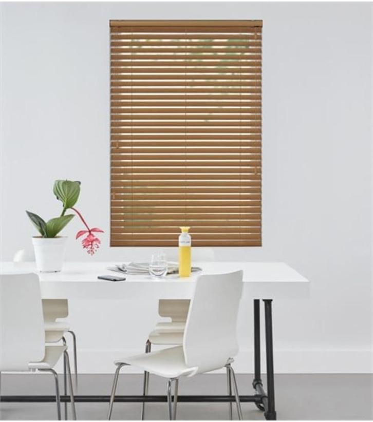 Zgan: Essentials houten jaloezie met privacysluiting, Huis en Inrichting, Stoffering | Gordijnen en Lamellen, Zo goed als nieuw