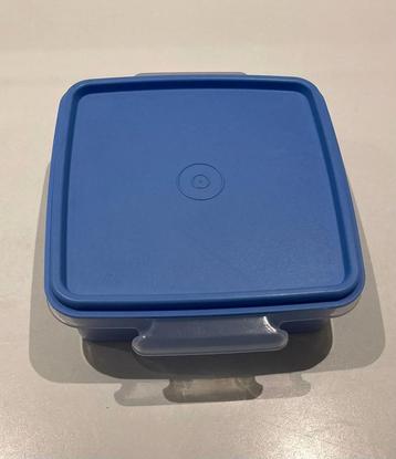 Tupperware bakje met blauw deksel beschikbaar voor biedingen