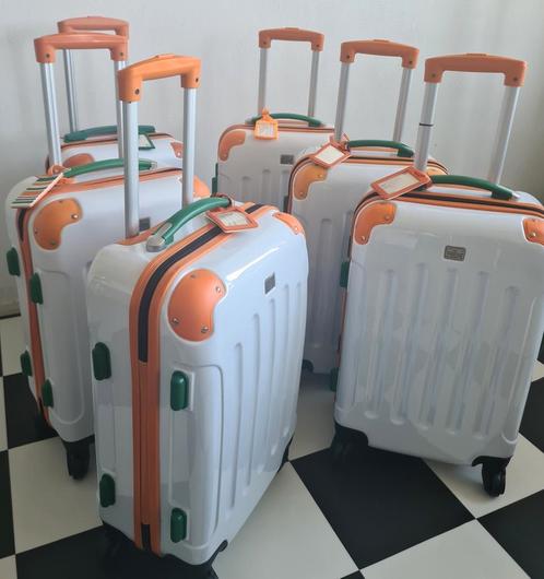 Modern Handbagage 4 wieltjes
cijferslot de Cabinekoffer, Sieraden, Tassen en Uiterlijk, Koffers, Zo goed als nieuw, Hard kunststof