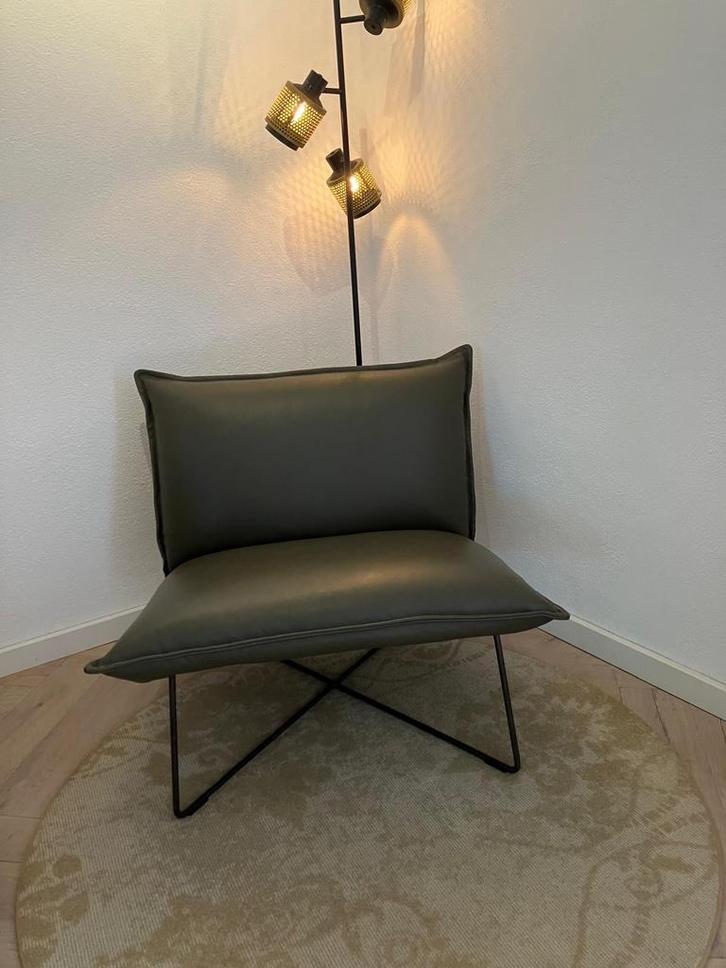 Lederen fauteuil met metalen frame, Huis en Inrichting, Fauteuils, Zo goed als nieuw, Leer, 50 tot 75 cm, Minder dan 75 cm, Ophalen