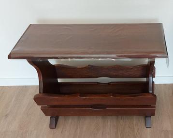 Lectuurbak, krantenbak. Klassiek eiken. Tevens bijzettafel beschikbaar voor biedingen