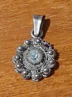 KLEIN HANGERTJE ZEEUWSE KNOP MET WITTE SEEN., Ophalen of Verzenden, Zilver, Hanger