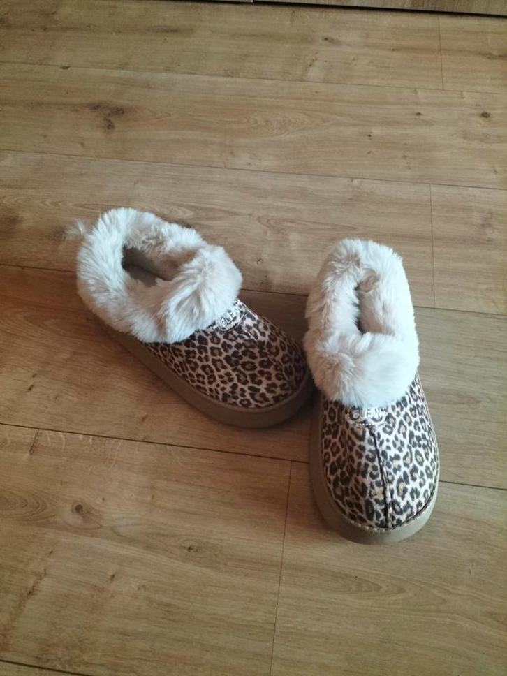 Nieuwe Panter print sloffen mt 37, Kleding | Dames, Schoenen, Nieuw, Pantoffels of Sloffen, Ophalen of Verzenden