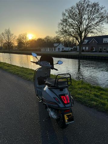 Mooie vespa sprint 2020 brommer beschikbaar voor biedingen
