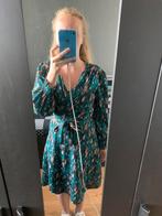 Wikkeljurk met lange mouwen. Groen design S/M, Musthaves by Elja, Ophalen of Verzenden, Zo goed als nieuw, Knielengte