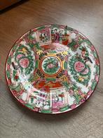 Antiek Chinees bord met bloemen en figuren, Antiek en Kunst, Ophalen of Verzenden