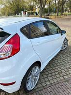 Ford Fiësta 1.0 74KW/130PK 5D 2016 Wit met twee sleutels, Auto's, Ford, Voorwielaandrijving, Stof, 565 kg, Bluetooth