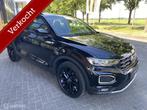 Volkswagen T-Roc I 1.5 TSI DSG BlackStyle | Camera| Trekhaak, Auto's, Volkswagen, Zwart, 4 cilinders, 150 pk, Leder en Stof