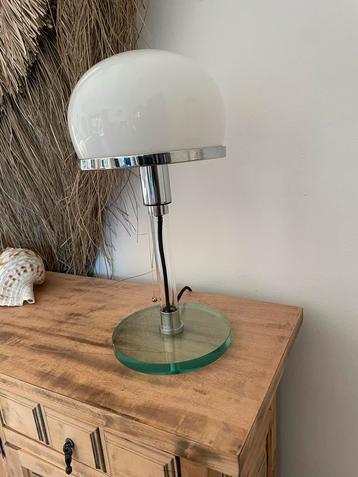 Vintage mid-century tafellamp — opaline kap, glazen voet Ø20 beschikbaar voor biedingen
