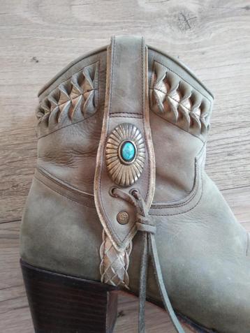 SENDRA, MAAT 42, ENKELLAARSJES/COWBOYBOOTS, NIEUWSTAAT. beschikbaar voor biedingen