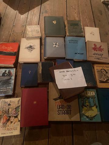 Bananen doos vol antieke boeken romams 1900-1950 beschikbaar voor biedingen