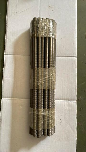 24 stuks stalen draadeind, 325 x12 mm. nog nieuw gebundeld beschikbaar voor biedingen