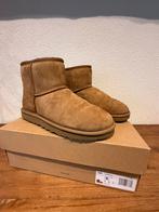 UGG W Classic mini II maat 39, Kleding | Dames, Schoenen, Ophalen of Verzenden, Zo goed als nieuw, Bruin